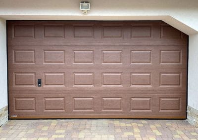 Oklejenie drzwi garażowych folią strukturalną